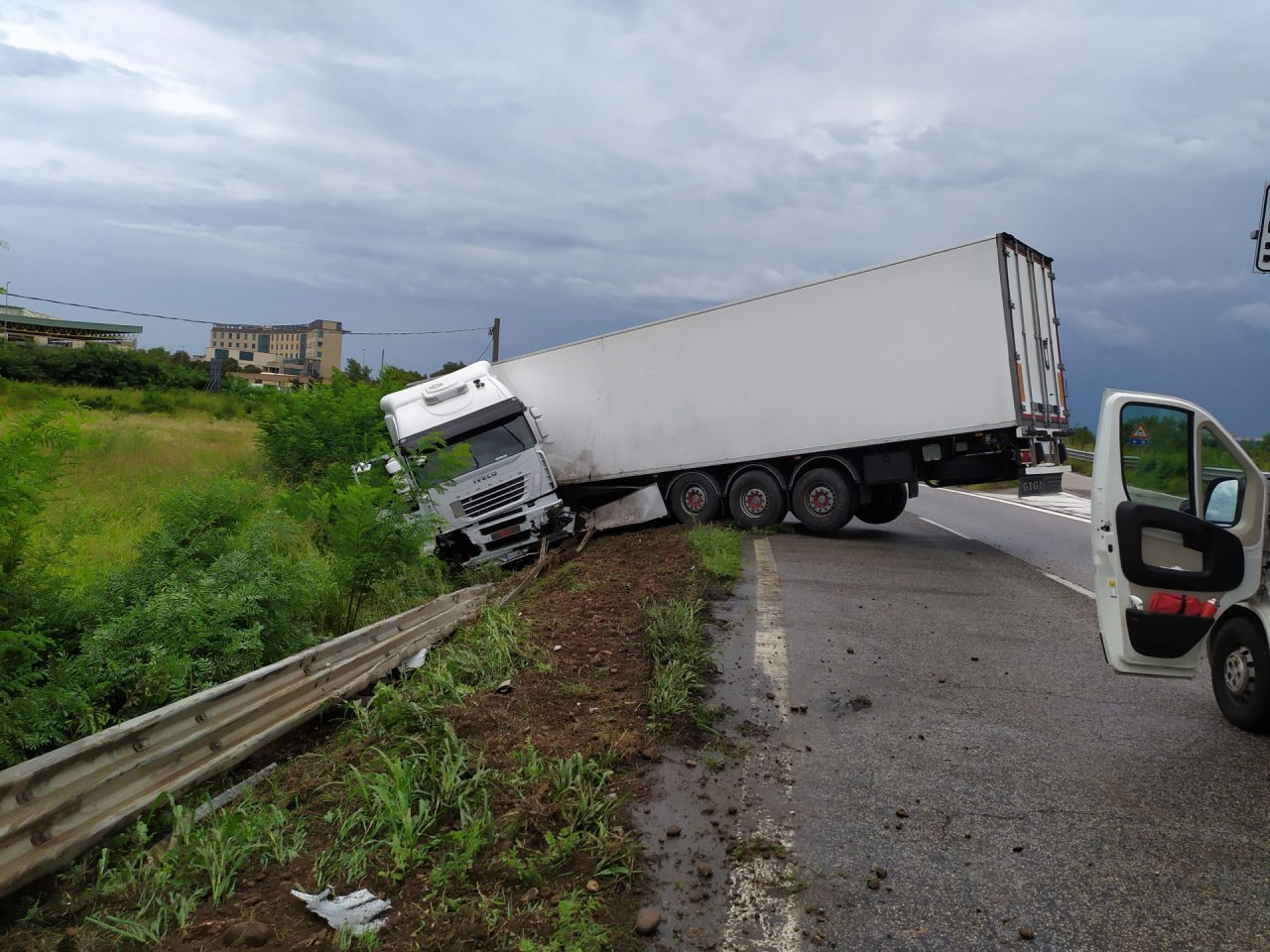 Tangenziale Sud bloccata per la fuoriuscita di un autocarro, ferito il conducente – FOTO