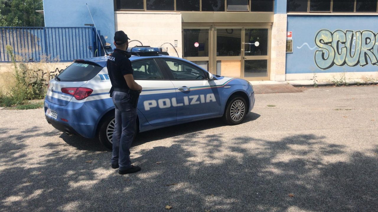 Finge di essere uno spacciatore e fugge con tre banconote da 200 euro, arrestato