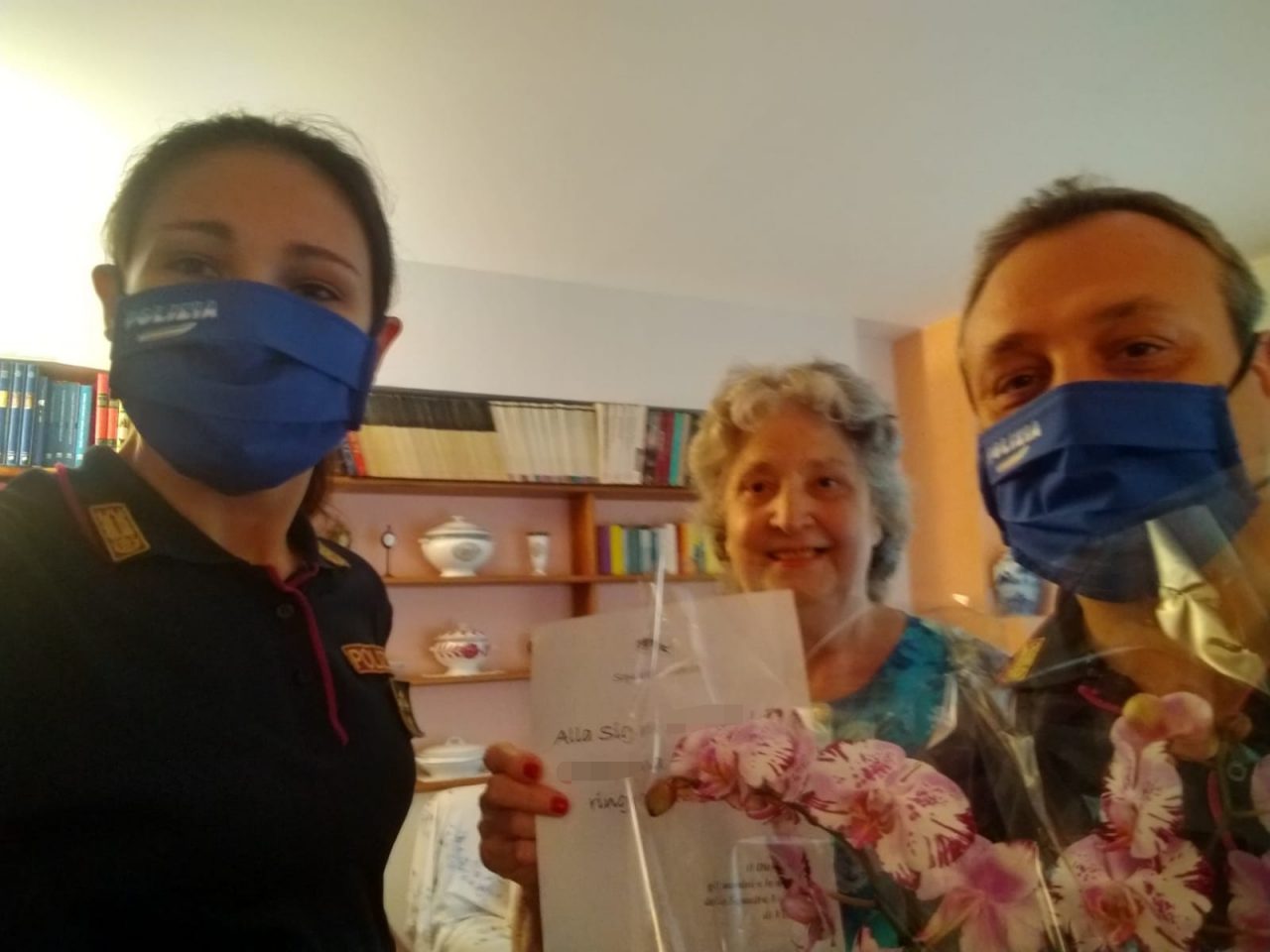 Finge di aiutarla ma le ruba 150 euro dalla borsa, 84enne aiutata dagli agenti, li ringrazia con una lettera