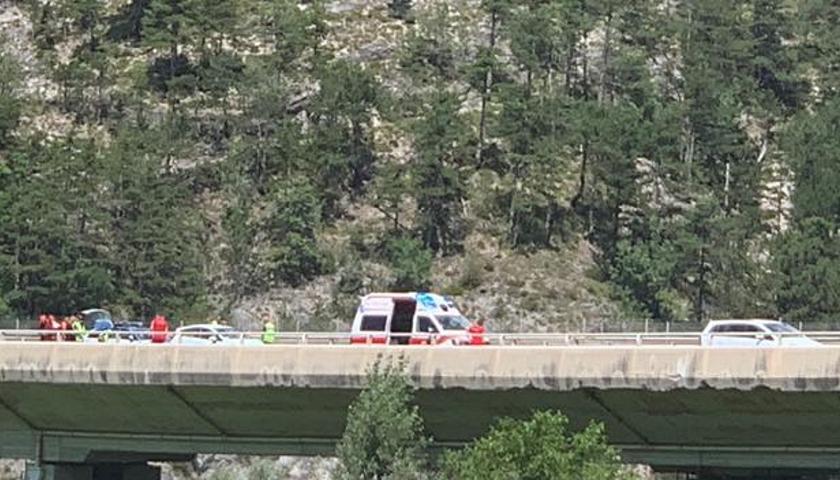 Tragedia sull’A23: perde il controllo della moto e si schianta contro il guard rail, morto 69enne veronese