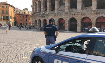 Poliziotti intervengono in piazza Bra per sedare una lite, ma vengono aggrediti e minacciati