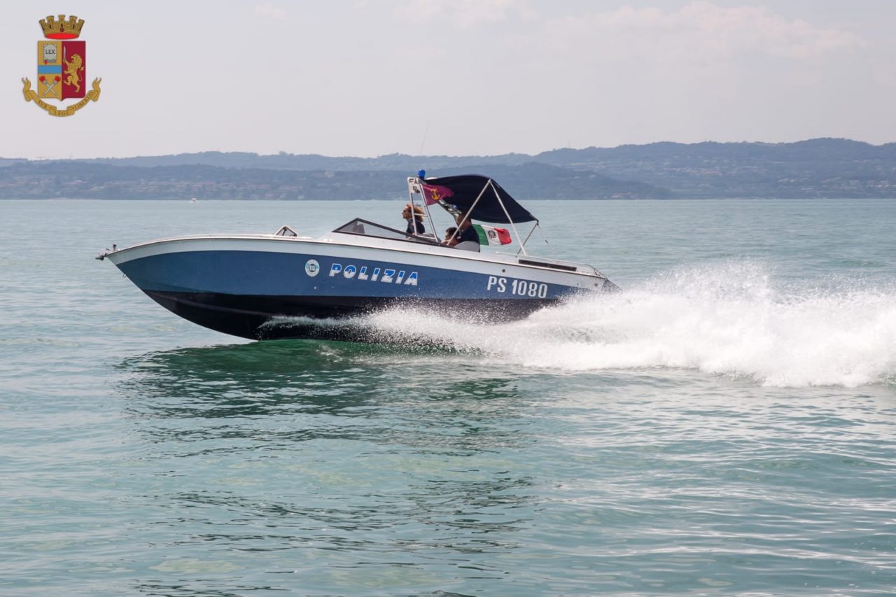 Effettuava evoluzioni con la moto d’acqua ed era anche senza patente: sanzione da 3.600 euro