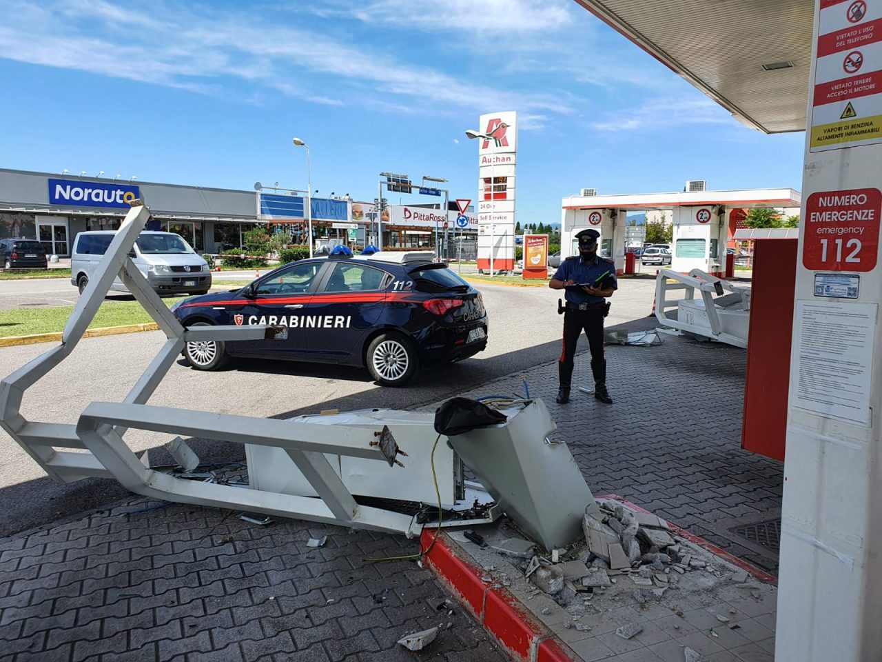 Sradicano con un escavatore le colonne del self service del distributore di carburante e si danno alla fuga