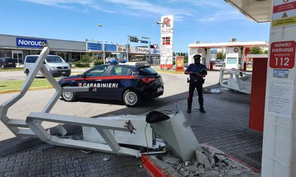 Sradicano con un escavatore le colonne del self service del distributore di carburante e si danno alla fuga