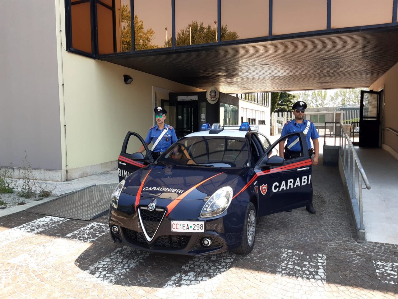 Ruba 4 bottiglie di champagne al supermercato e tenta la fuga, arrestato 37enne