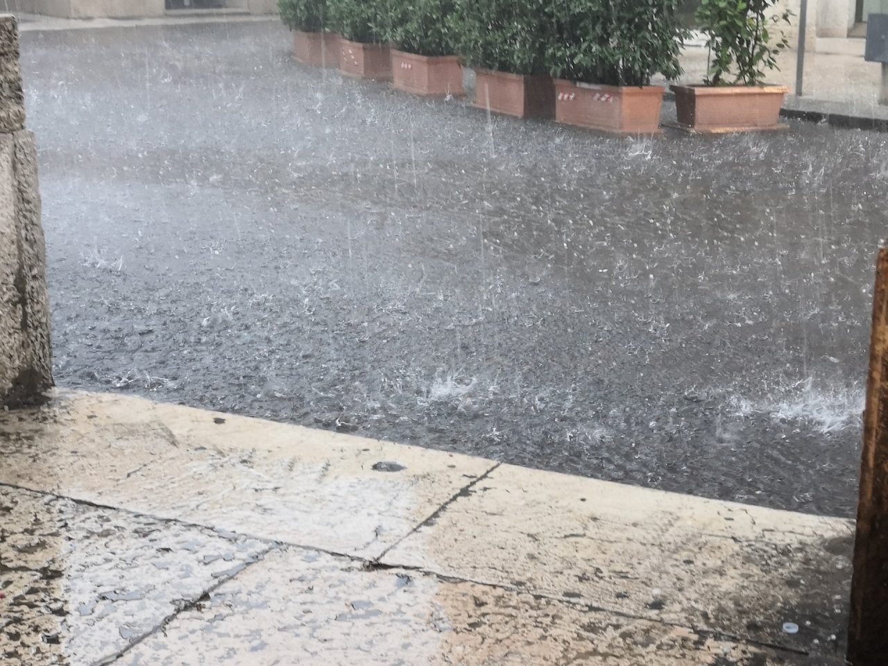 Maltempo a Verona: forte pioggia, visibilità ridotta per le strade e chicchi di grandine