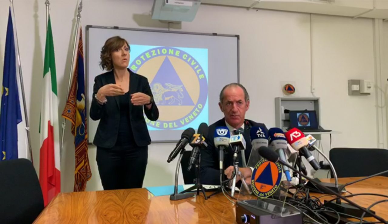 Appello di Zaia ai giovani: “L’età media dei contagi è scesa, usate la mascherina anche all’estero”