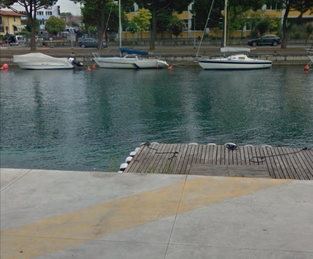 Tragedia a Peschiera del Garda: si tuffa nel lago ma viene colto da un malore, morto 28enne