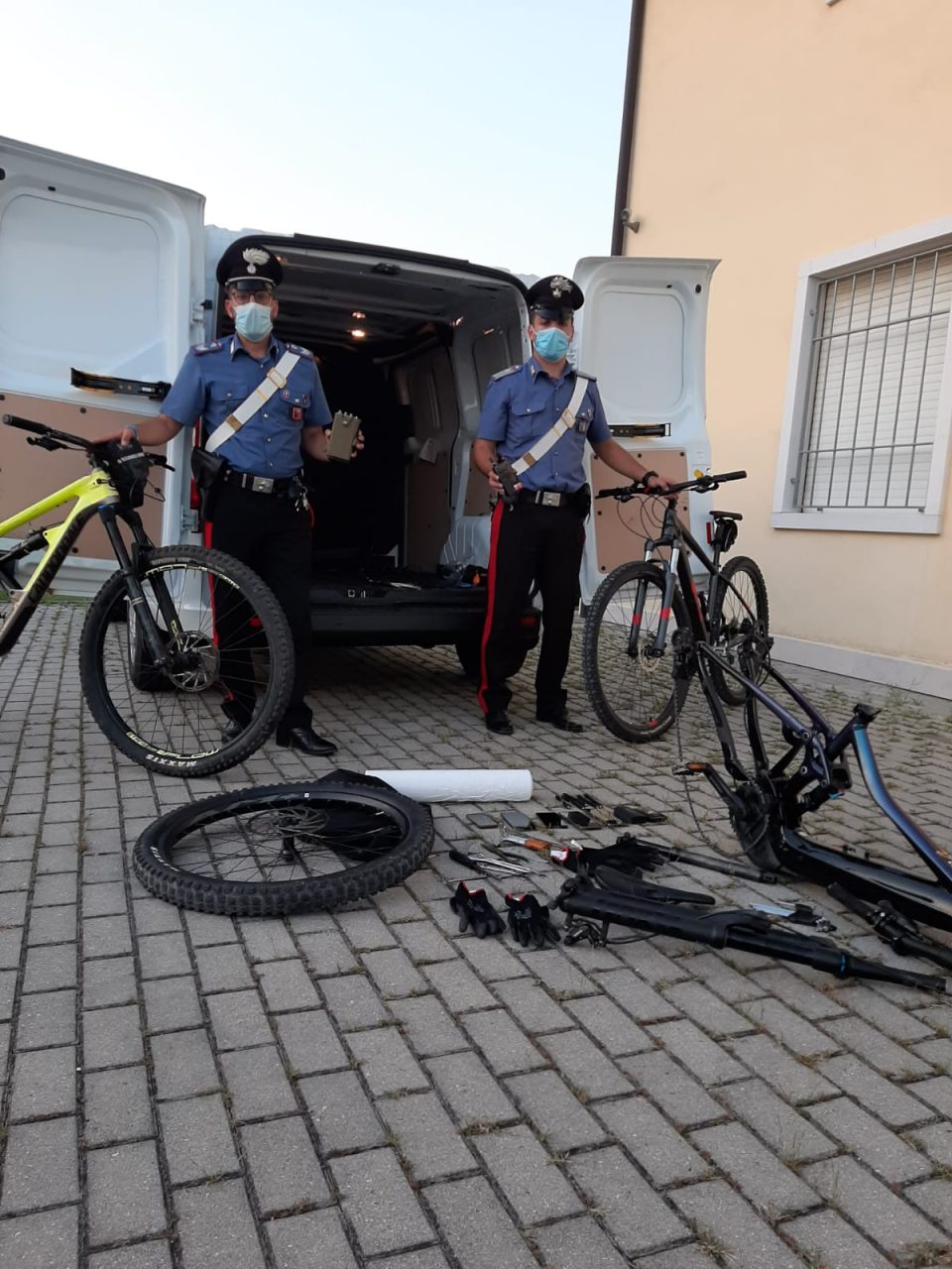 Fingevano di essere turisti per rubare le biciclette a noleggio e smontarle, arrestati