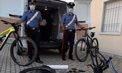 Fingevano di essere turisti per rubare le biciclette a noleggio e smontarle, arrestati