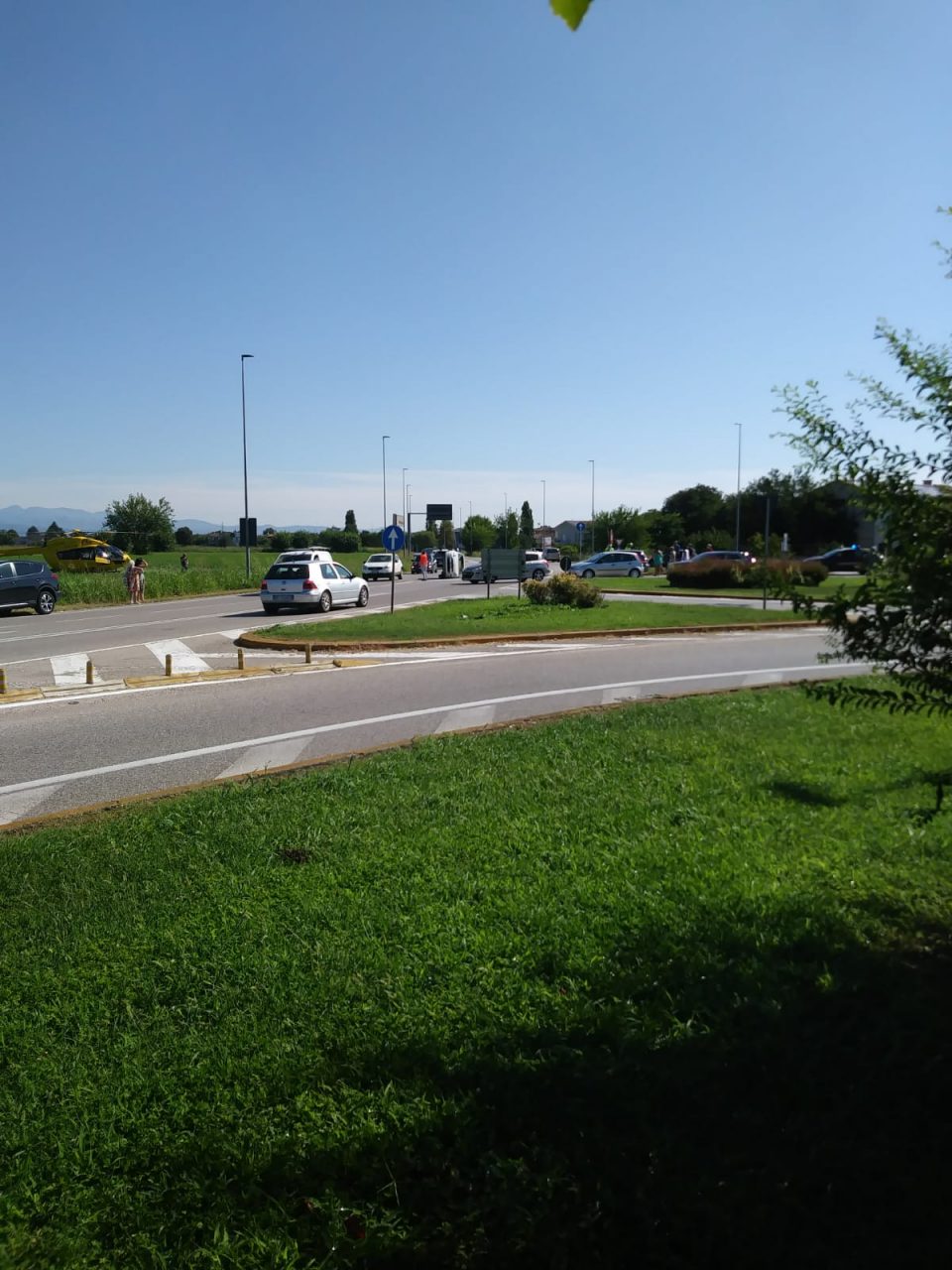 Incidente a Villafranca: auto si ribalta dopo lo scontro con un mezzo