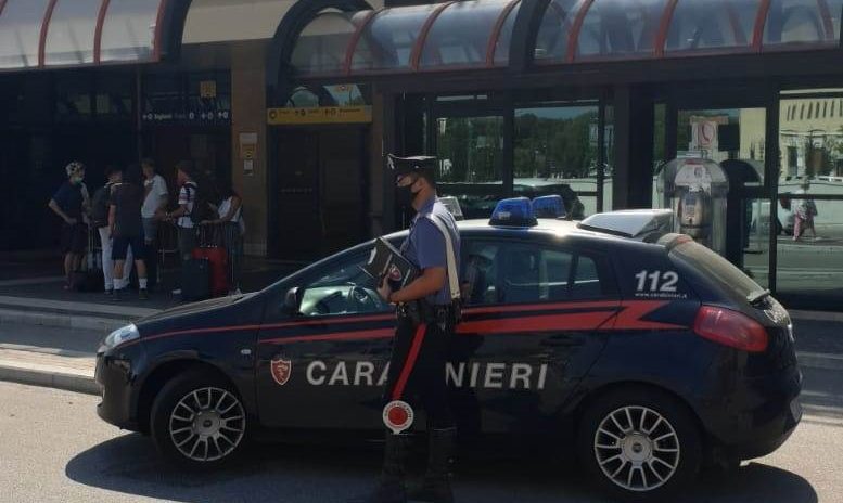 Fermato un 25enne in stazione: nel costume aveva nascosto un panetto di hashish