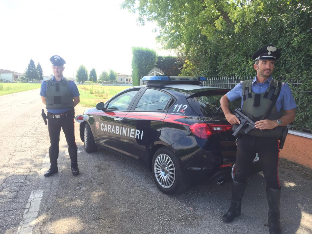Taglia le gomme di un’auto fuori dalla sala slot, ma il proprietario se ne accorge: arrestato!