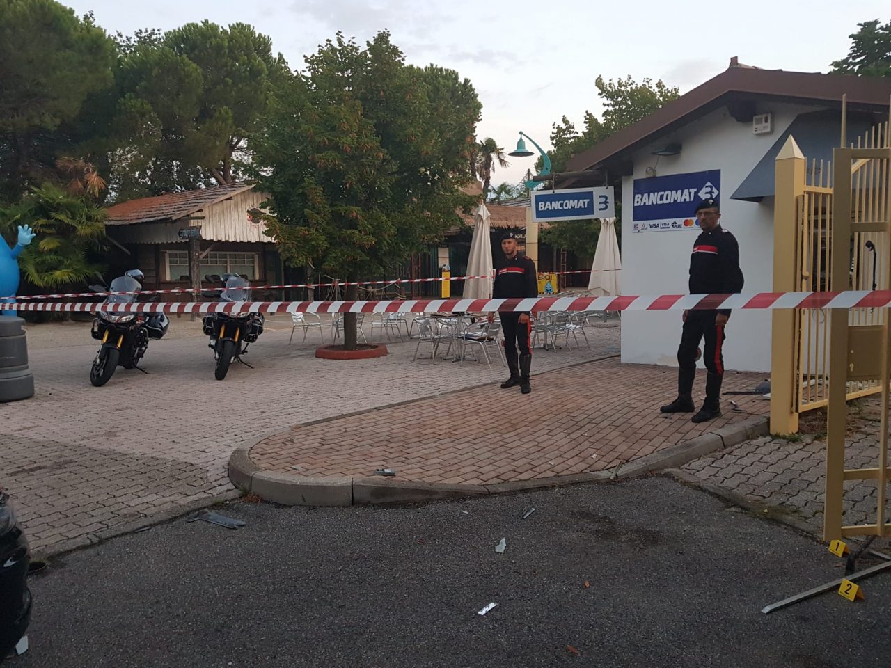 Canevaworld Lazise, fatto esplodere nella notte lo sportello bancomat fuori dal parco acquatico – FOTO
