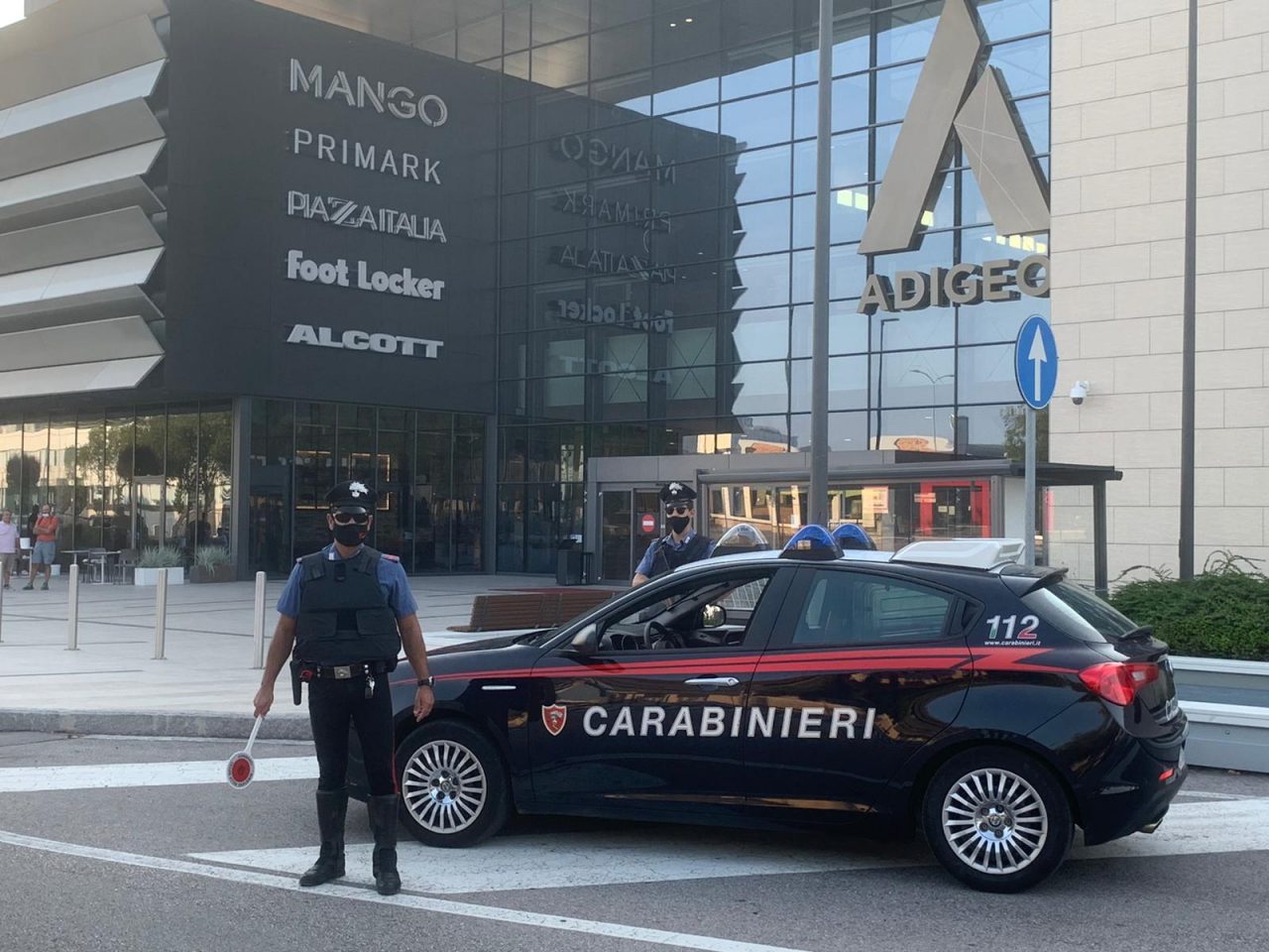 Ruba un paio di cuffie all’Adigeo e tenta la fuga nel parcheggio interrato ma viene arrestato