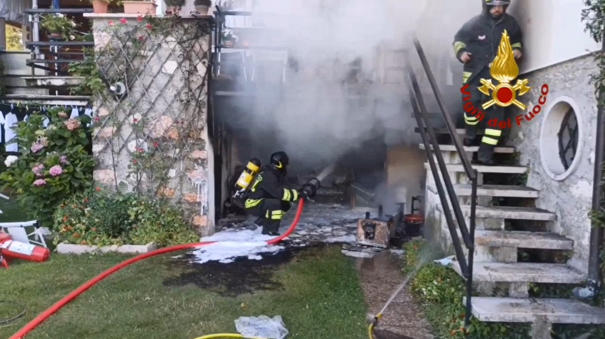 Auto in fiamme nel garage, impiegate 4 ore per lo spegnimento VIDEO