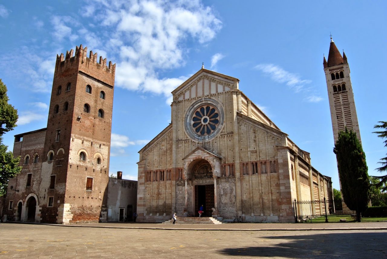 Installare una cancellata scorrevole per delimitare il sagrato, la proposta dell’abate di San Zeno fa discutere