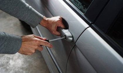 Parcheggia al campo sportivo e ritrova l’auto svuotata di ogni oggetto di valore: "Sono con un bambino, non ho più niente"