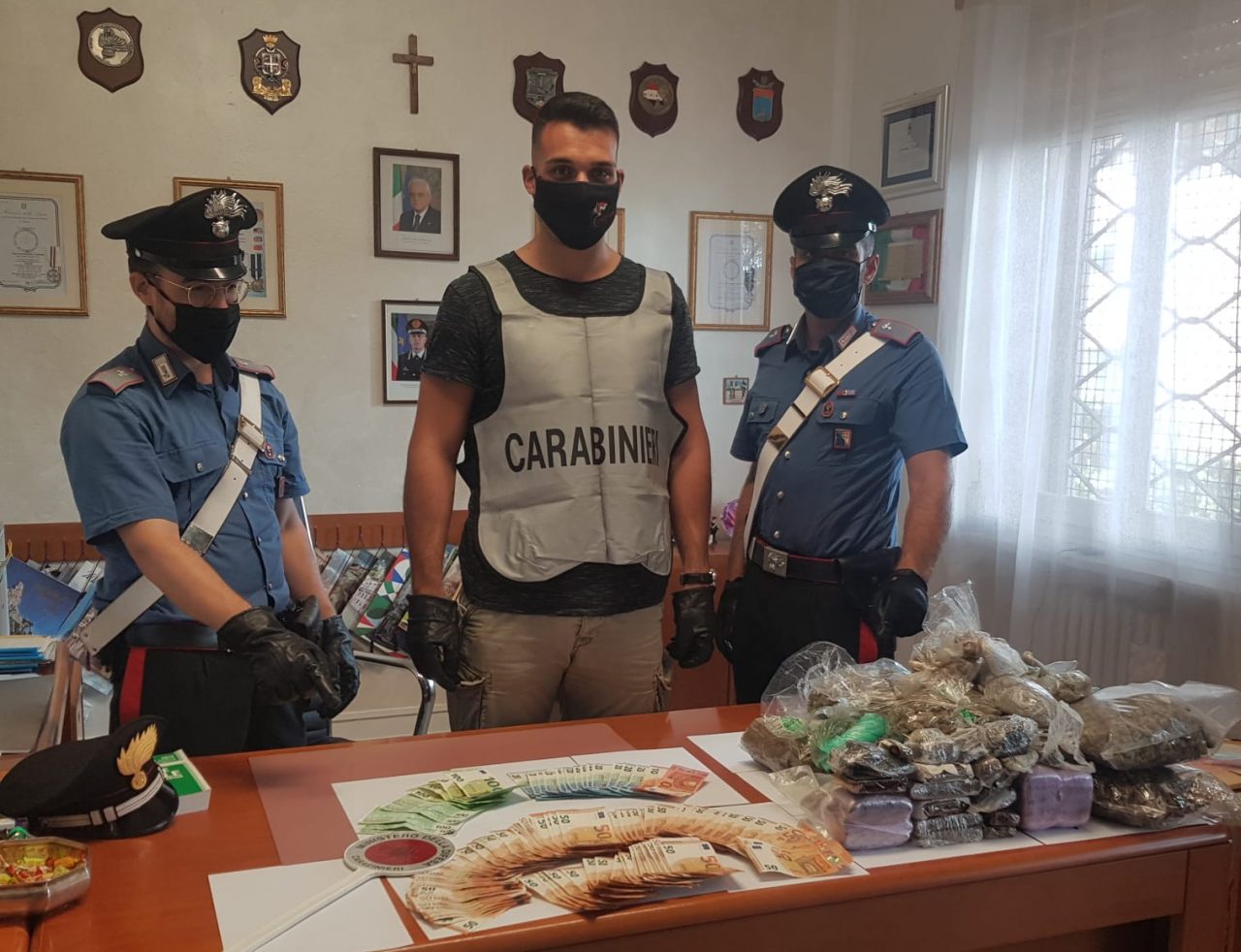 Rinvenuti a Garda oltre 5 chili di droga nella taverna indipendente di un’abitazione