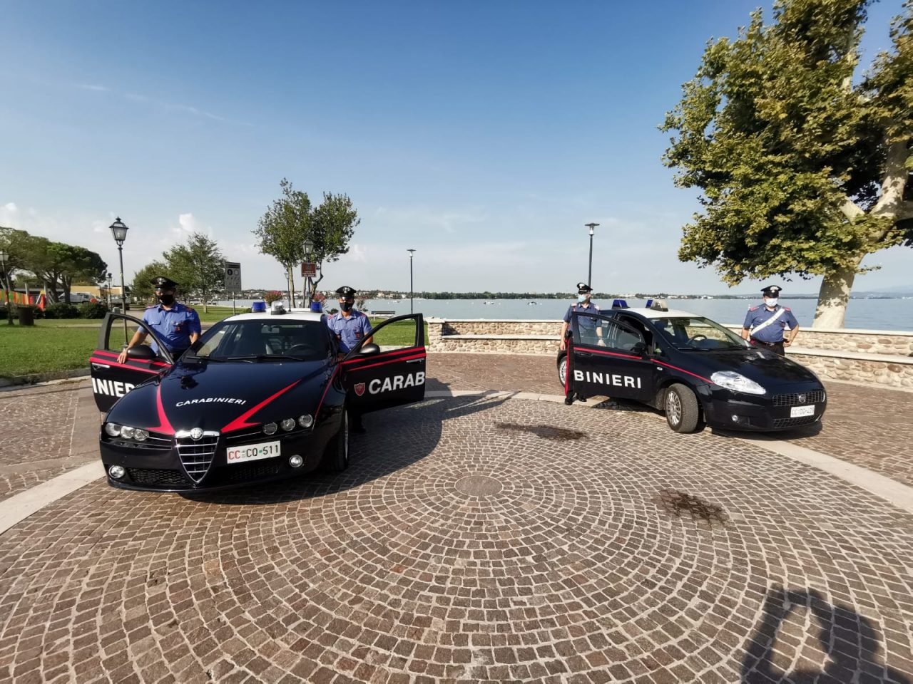 Gli rubano una collana d’argento e le scarpe mentre dorme sul prato, arrestati due pregiudicati