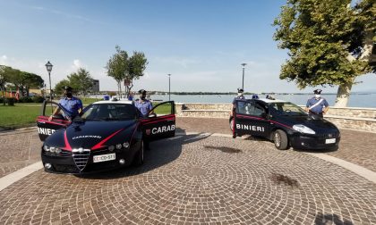 Gli rubano una collana d'argento e le scarpe mentre dorme sul prato, arrestati due pregiudicati