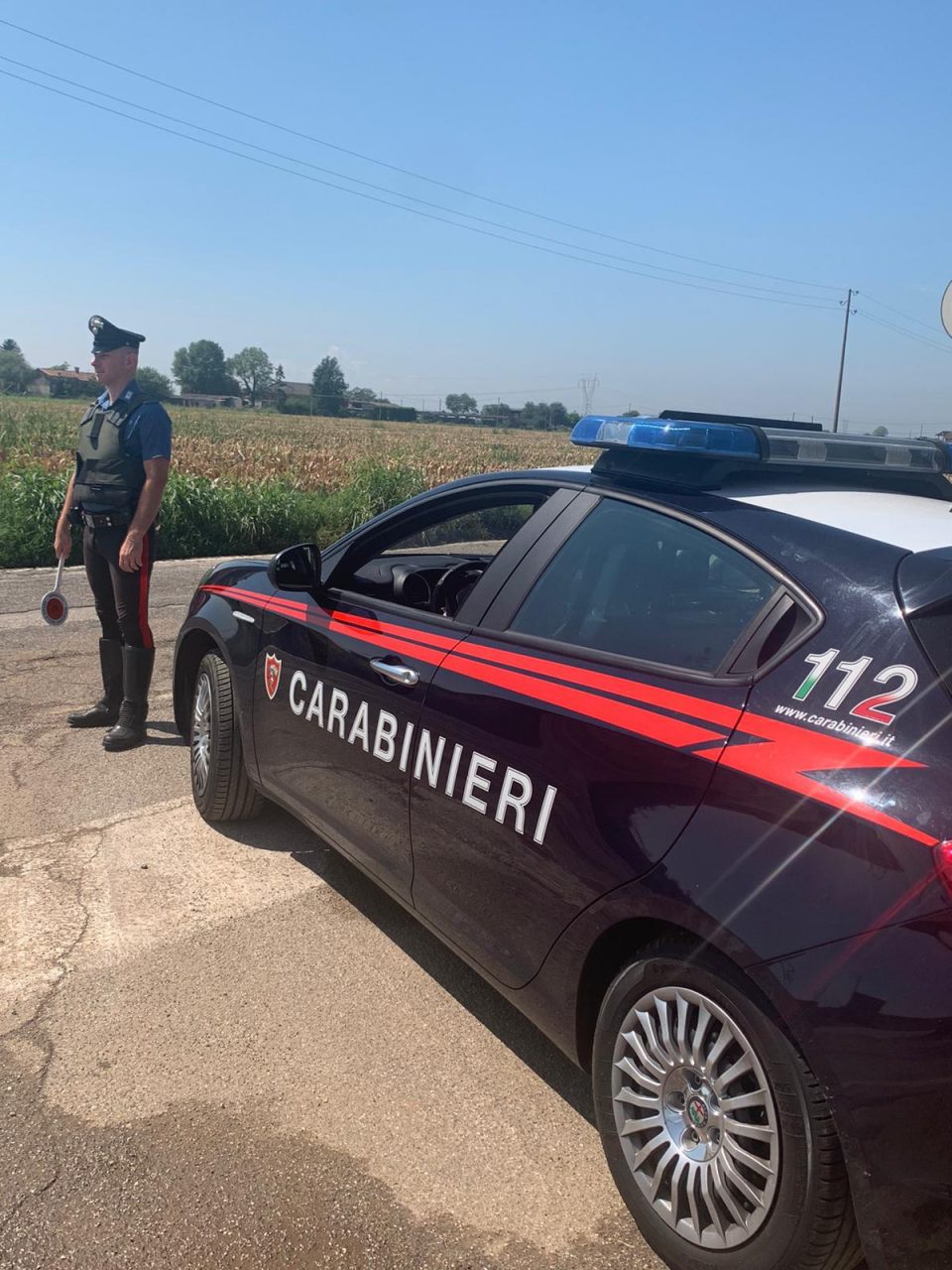 Fermato con 100 grammi di cocaina, a casa sua trovano tre pistole, di cui un’arma da guerra, arrestato