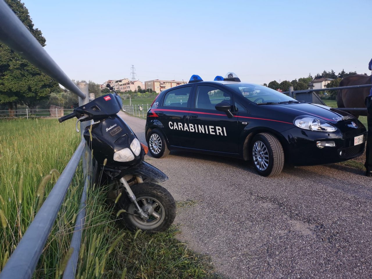 Infortunio sul lavoro: perde il controllo dello scooter, cade e sbatte la testa contro una recizione di metallo