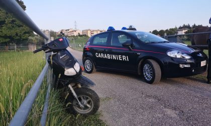 Infortunio sul lavoro: perde il controllo dello scooter, cade e sbatte la testa contro una recizione di metallo