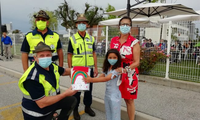 consegna-salvadanaio-a-protezione-civile-ana-da-parte-di-Lara-e-anziani-Villa-delle-magnolie-650x390