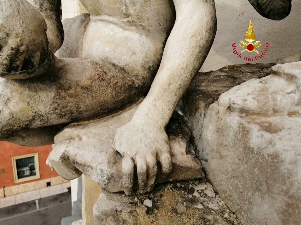 Il forte temporale ha danneggiato la statua della chiesa di Santa Teresa dei Scalzi