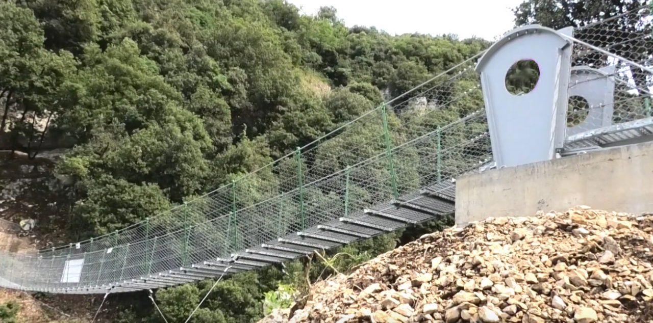 Scivola sul sentiero per il ponte del Crero, soccorsa dopo essersi lussata la caviglia