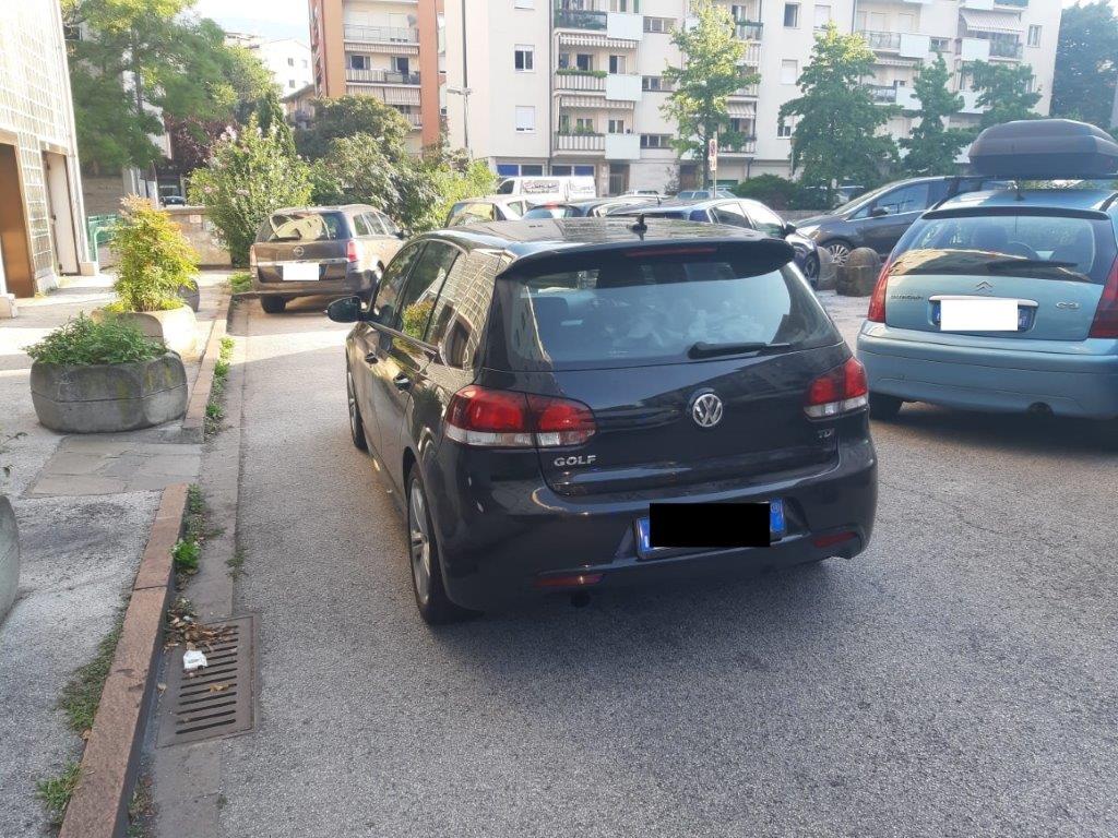 Sfreccia a folle velocità per le vie di Bolzano: fermato veronese che non ha mai conseguito la patente