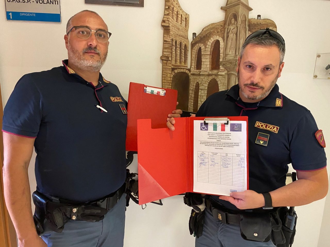 Truffa in centro: si fingono sordomuti per raccogliere fondi, due denunciati