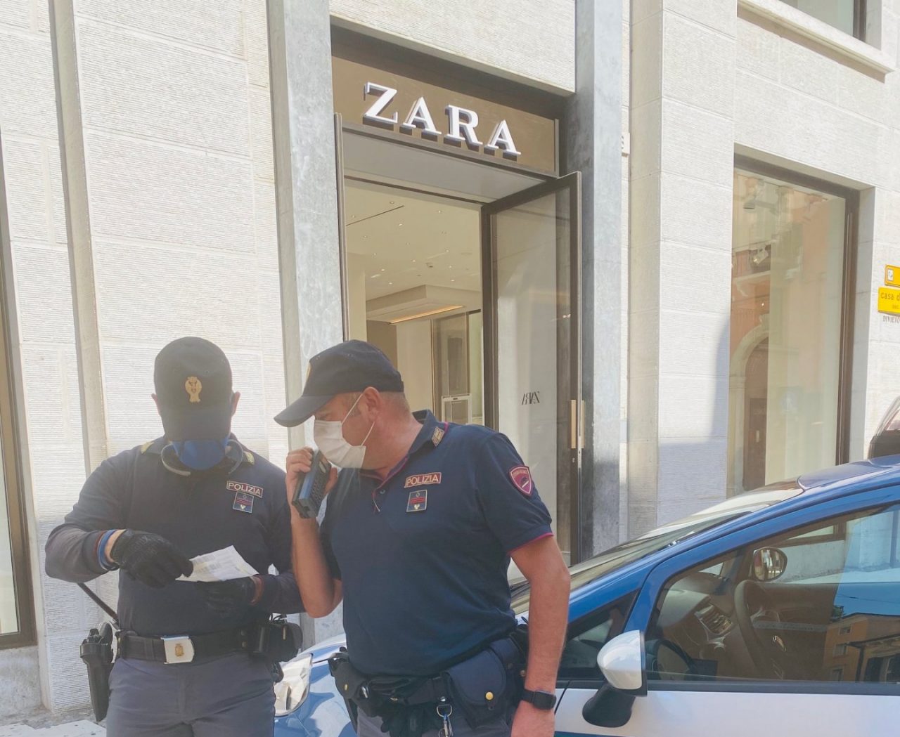 Picchia l’addetto alla sorveglianza che tenta di fermarlo con indosso due t-shirt rubate da Zara