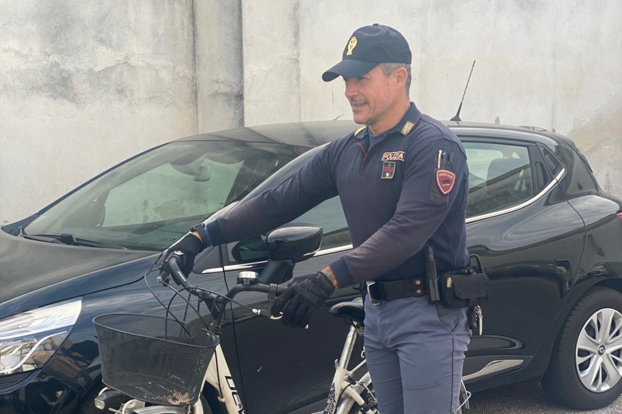 Ruba una bici in Piazza Erbe, fermato dagli agente finge di averla appena comprata per 10 euro