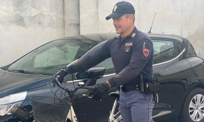 Ruba una bici in Piazza Erbe, fermato dagli agente finge di averla appena comprata per 10 euro