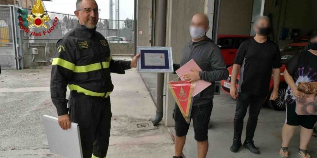 Lo strapparono alla morte dopo l’incidente, incontra i Vigili del Fuoco per ringraziarli