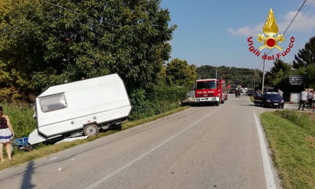 Roulotte si stacca dal gancio del camper e travolge due studenti: gravemente feriti