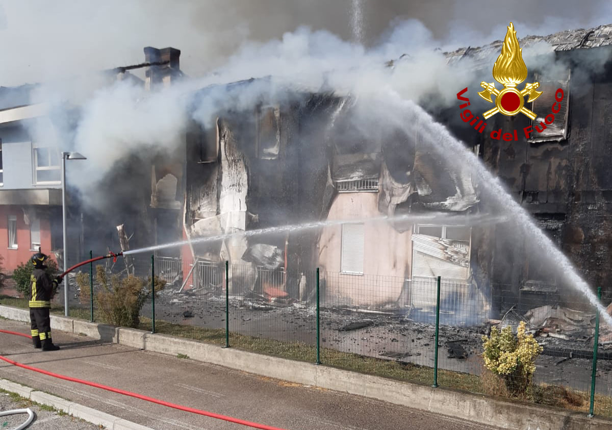 Incendio domato alla casa di riposo: evacuati 83 ospiti e 19 operatori, 5 persone assistite