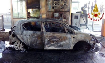 L’auto prende fuoco mentre pagano il pedaggio al casello di Breganze: vivi per miracolo