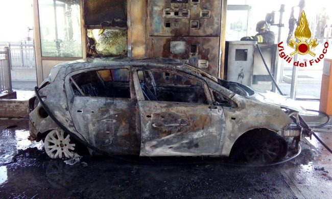 L’auto prende fuoco mentre pagano il pedaggio al casello di Breganze: vivi per miracolo