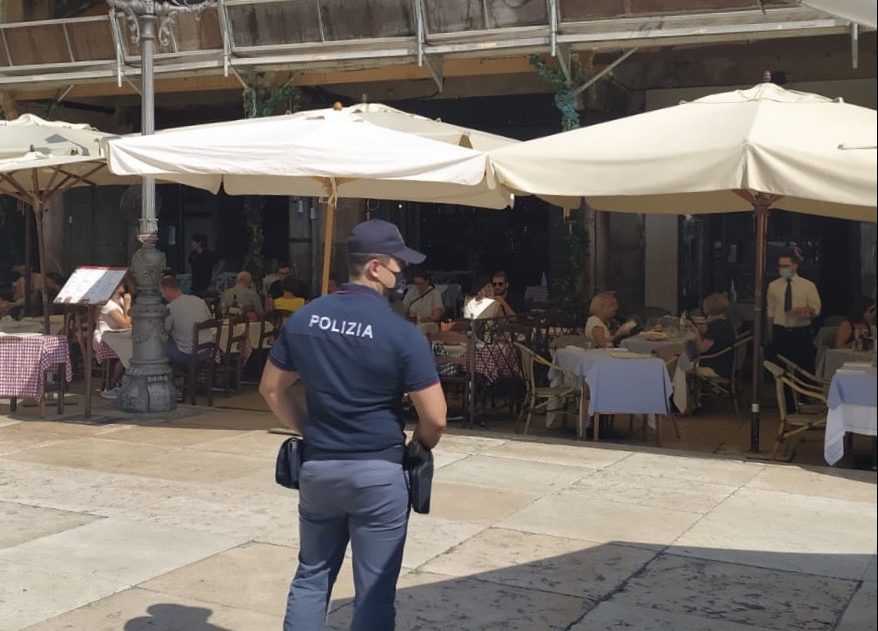 Il “Caffè ai Lamberti” non rispetta l’orario di chiusura: 7000 euro di multa