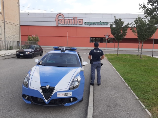 Tenta di rubare superalcolici al Famila Superstore, arrestato 26enne