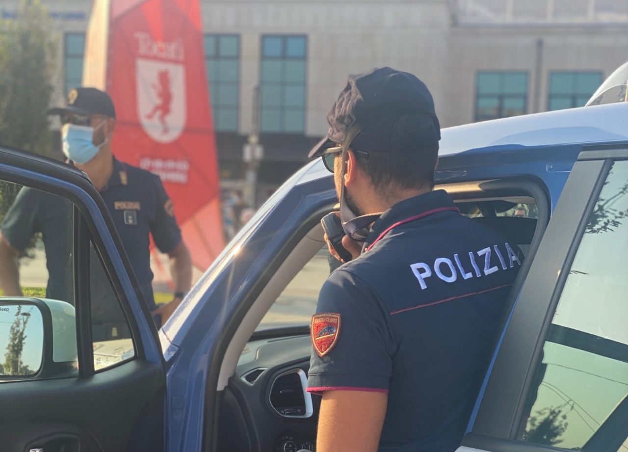 Si nasconde tra le auto alla vista degli agenti, 32enne denunciato per spaccio