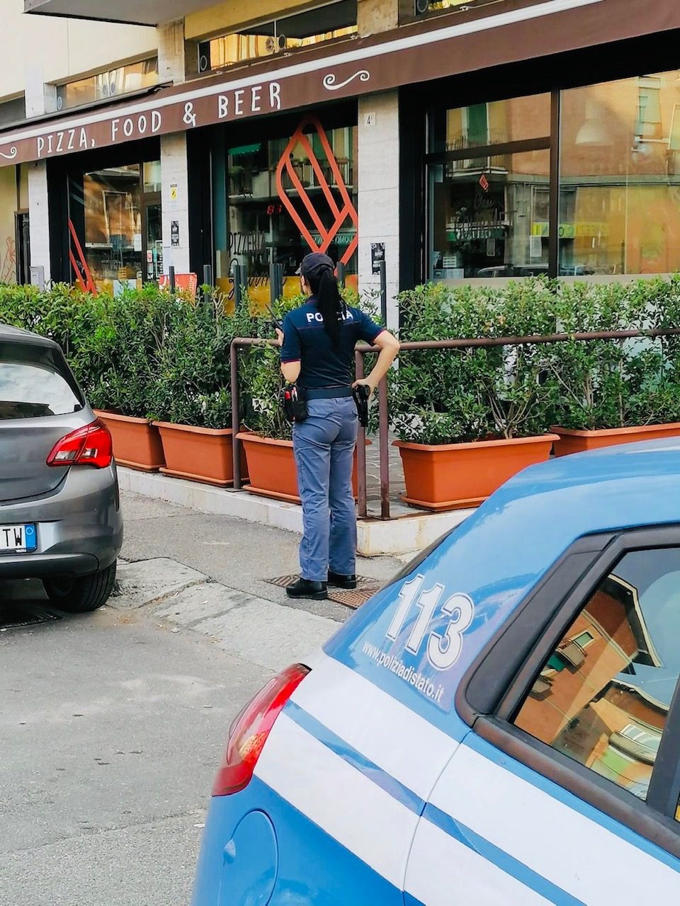 Tenta di introdursi in pizzeria forzando la serratura ma viene visto dai residenti, arrestato