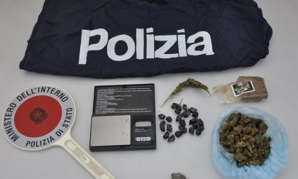 Scoperti diversi involucri di hashish nell'armadio e tra gli abiti, nei guai un 21enne