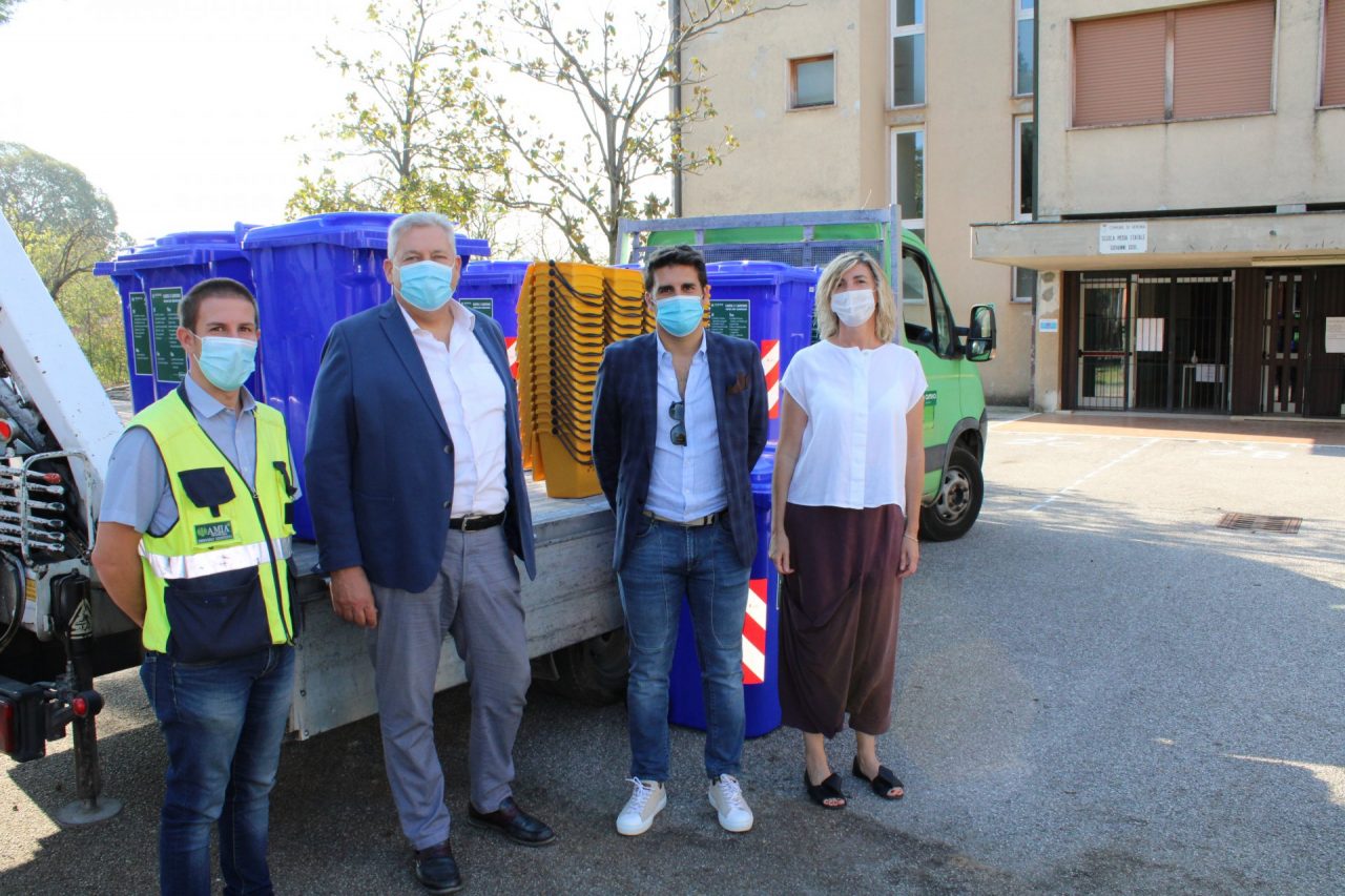 Nelle scuole di San Michele Extra arrivano i bidoni per umido e carta