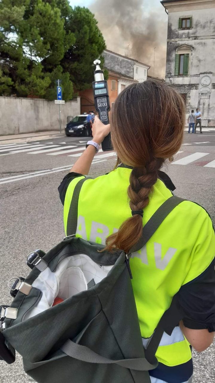 Arpav ha eseguito dei prelievi dell’aria nelle vicinanze dell’incendio ad Albaredo d’Adige