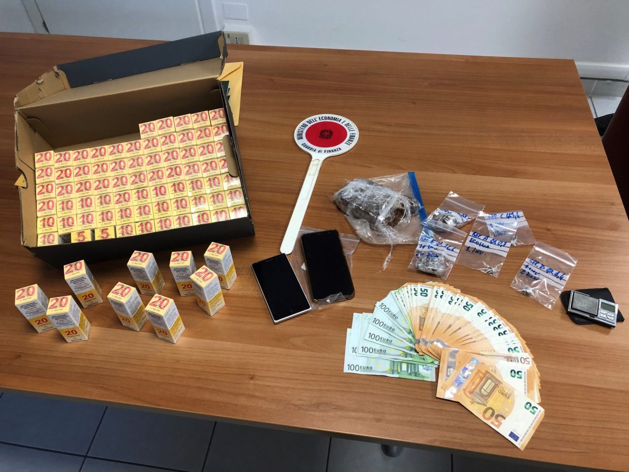 Aveva nascosto in una cassettiera mezzo chilo di eroina e 2800 euro in contanti, arrestato 38enne