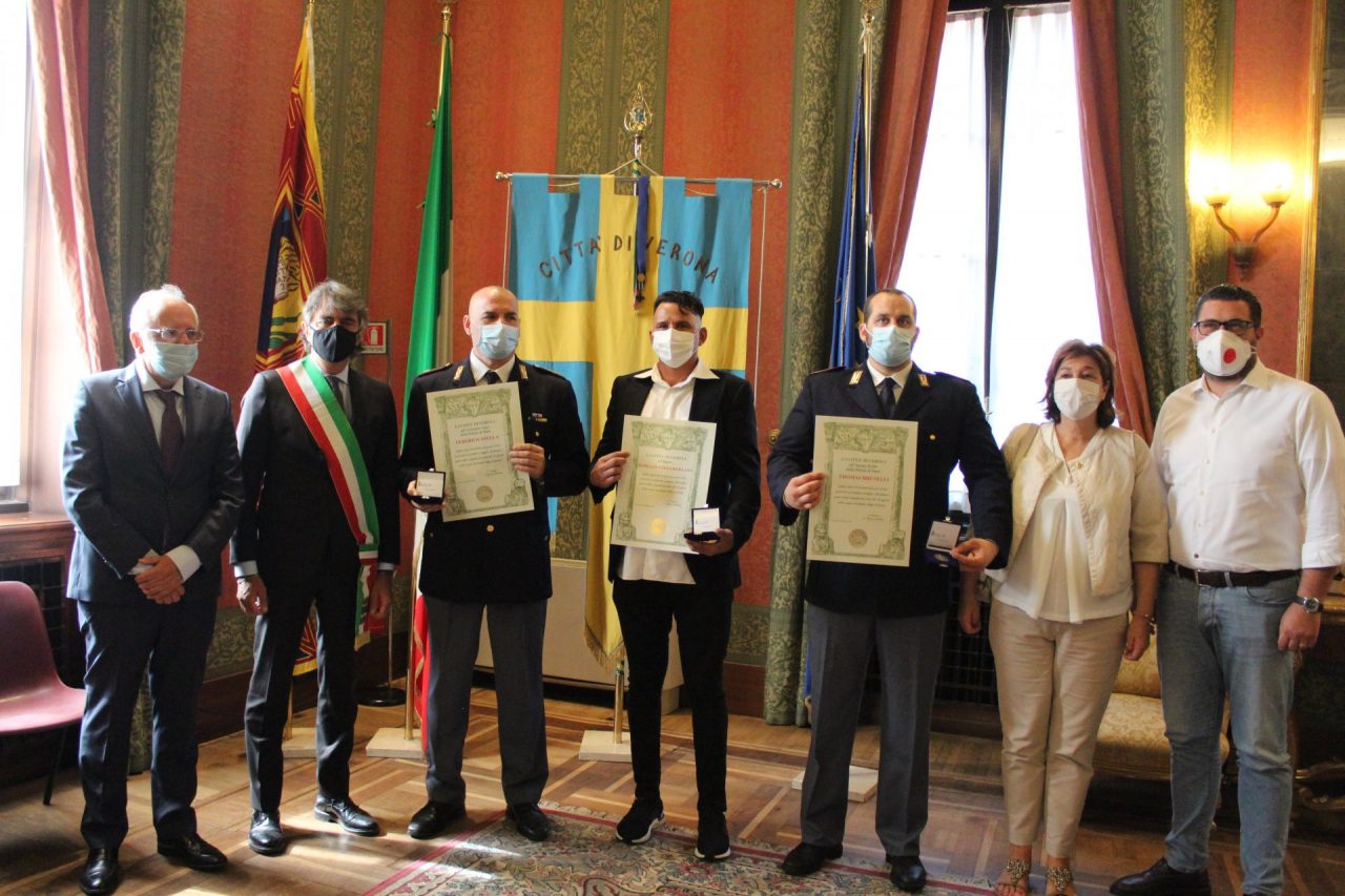 Premiati agenti e cameriere che hanno tentato di salvare l’uomo che si era gettato nell’Adige FOTO